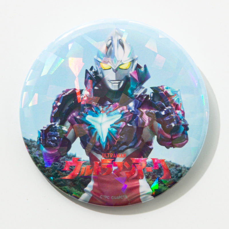石堂シュウ・ウルトラマンギルアーク　缶バッジ&ポストカードセット ウルトラマンシリーズ」調査員証風バッジ（石堂シュウ