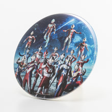 画像をギャラリービューアに読み込む, ウルトラマンシリーズ60周年 記念ビジュアルBIG缶バッジ（台座付き） 1
