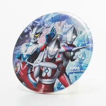 画像をギャラリービューアに読み込む, ウルトラマンシリーズ60周年 記念ビジュアルBIG缶バッジ（台座付き） 3
